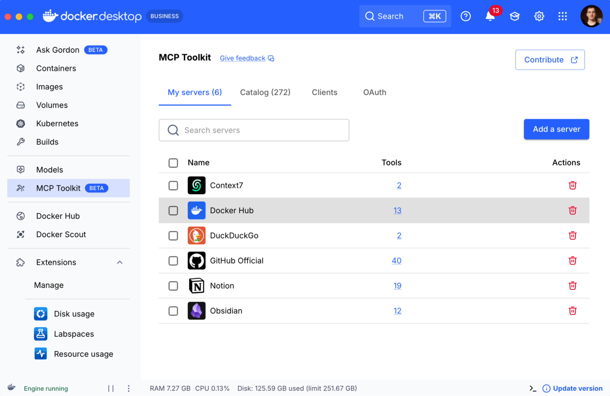 Docker Desktop UIで、有効化されたサーバー(Context7、DuckDuckGo、GitHub、Notion、Docker Hub)を備えたMCP Toolkitが表示されます。