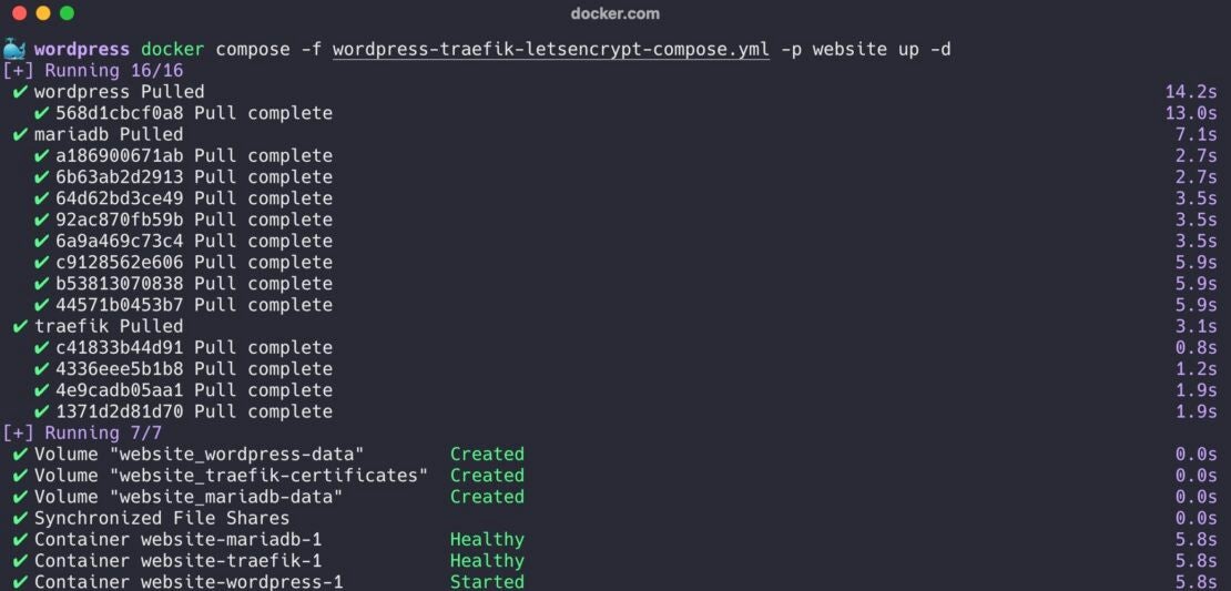 実行中のスクリーンショット "Docker Compose -F Wordpress-Traefik-Letsencrypt-Compose.yml -P Website Up -D" コマンド。 - Dockerワードプレス F1 「docker compose -f wordpress-traefik-letsencrypt-compose. Yml -pウェブサイトアップ-d」コマンド。